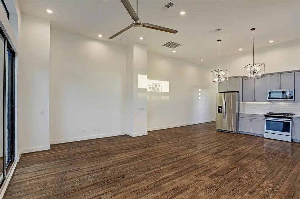 W 22nd St · Unit B — photo 10