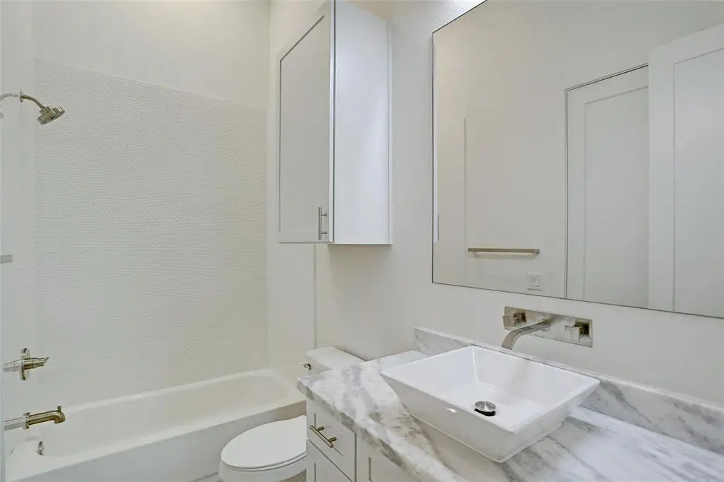 W 22nd St · Unit B — photo 4