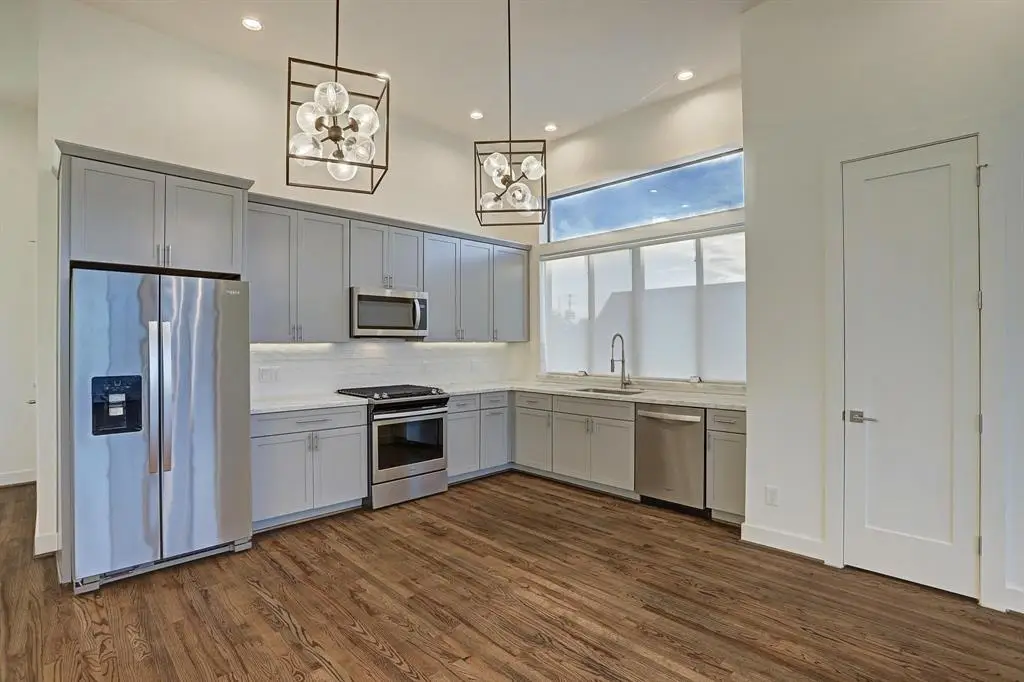 W 22nd St · Unit B — photo 3